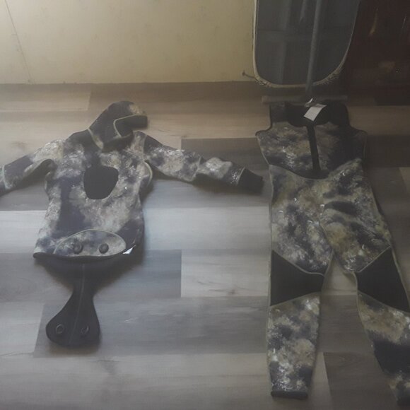 Sbart Men's 3mm 2 Piece Beavertail Camo Wetsuit Green Black Grey MEDIUM - Picture 1 of 8